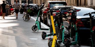 Francia, a Parigi vietati i monopattini elettrici a noleggio