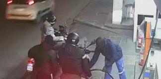 Napoli, provano a rubargli lo scooter e gli sparano – Video