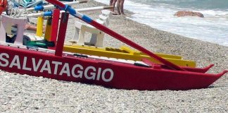 Siracusa, si tuffa per salvare 2 minori: 35enne muore in mare