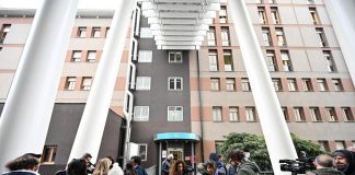 Berlusconi ricoverato, terza notte in terapia intensiva