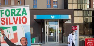 Berlusconi, supporter napoletano porta Madonna con lumino: “Speriamo lo salvi”