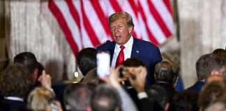 Trump incriminato, discorso-show a Mar-a-Lago