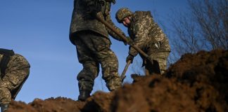 “Chiusi in buchi nel terreno”: così i comandanti russi puniscono i soldati ribelli