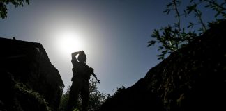 Ucraina, bagliore nella notte a Kiev. Nasa: “Non è nostro satellite”