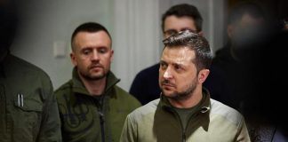 Ucraina, Zelensky gira armato: “Se catturato dai russi so sparare”
