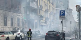 Esplosione in centro a Milano, coinvolte diverse auto e un appartamento