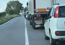 Tir si ribalta e finisce di traverso sulla Romana tra San Biagio e Pietole: traffico bloccato
