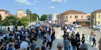 Una folla commossa a Buscoldo ai funerali di Luca Bonfante