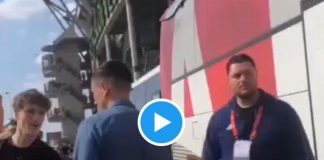 Ajax, tifoso insulta e Berghuis lo prende a pugni – Video