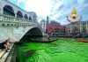 Venezia, acqua verde fosforescente sotto il ponte di Rialto