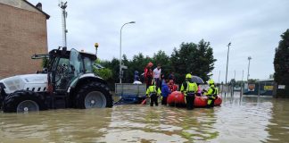 Alluvione Emilia Romagna, trattori a Conselice per abbassare livello acqua
