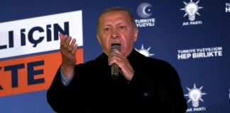 Elezioni Turchia, Erdogan festeggia risultato e accusa gli Usa