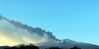 Etna in eruzione, cenere sulle piste: stop voli aeroporto Catania
