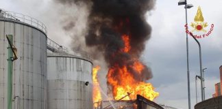 Ravenna, incendio in distilleria a Faenza: in fiamme 15 silos