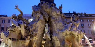 Blitz Ultima Generazione a piazza Navona, carbone vegetale nella fontana