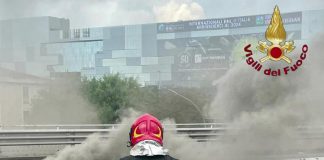 Incendio su via Tiburtina oggi a Roma, cavi interrati a fuoco