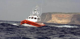 Migranti, barca affonda durante soccorsi a Lampedusa: morta una donna