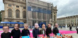 Lgbt: flash mob Pro vita a Torino, bambolotti dentro carrelli spesa