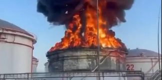Ucraina, in fiamme serbatoio petrolio russo vicino a confine Crimea – Video