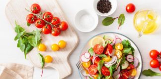 Elisir di lunga vita? Mangiare poco e mai cena troppo tardi