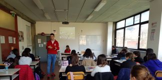 Bambino salva il nonno da soffocamento con la manovra di Heimlich imparata a scuola