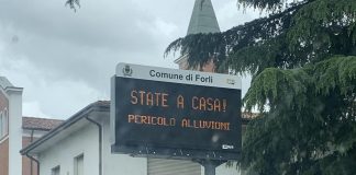 Alluvione Emilia Romagna, a Forlì cartelli luminosi: “State a casa!”