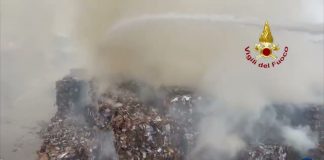 Cartiera, Vigili del Fuoco ancora al lavoro. Costani: “sempre ribadito il pericolo di stoccare enormi quantità di carta”