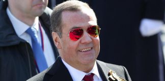 Ucraina, Medvedev: “Zelensky potrebbe suicidarsi da codardo come Hilter”
