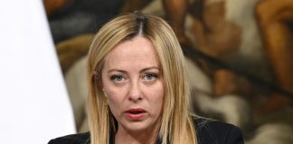 Migranti, Meloni: “Partito Macron? Problemi di consenso, non con noi”