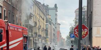 Milano, esplosione a Porta Romana: a fuoco diverse auto, alta nube nera – Video