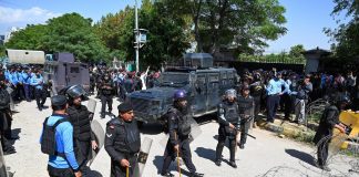Pakistan, ex premier Khan arrestato per fondo al-Qadir. “Lo stanno torturando”