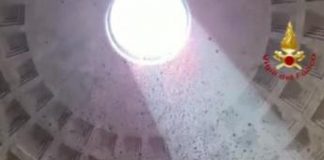 Roma, pioggia di petali rossi dall’occhio della cupola del Pantheon – Video