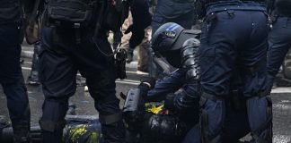 Primo maggio Parigi, molotov contro i poliziotti