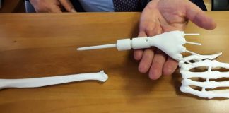 Polso stampato in 3D salva mano destra di una neo-mamma