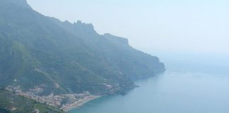 Bus turistico precipita a Ravello, soccorsi sul posto