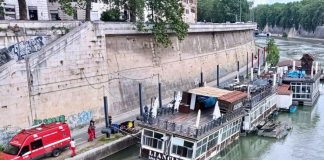 Roma, barcone sul Tevere inclinato su un fianco