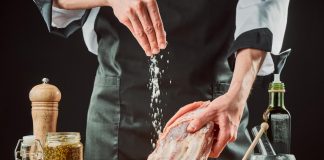 Troppo sale, gli italiani ne consumano quasi il doppio dei limiti Oms