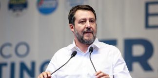 Flat tax, Salvini: “C’è già, non diciamolo a Ue altrimenti manda i caschi blu”