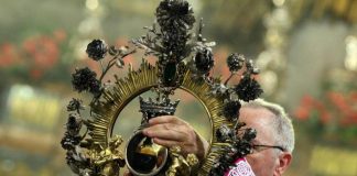 Napoli, si è sciolto il sangue di San Gennaro: è il ‘miracolo di maggio’