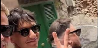 In tre senza casco su scooter a Napoli, a bordo pure Ultimo? Borrelli: “Chieda scusa” – Video