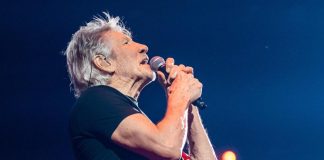 Roger Waters indagato in Germania: sul palco con uniforme simil SS