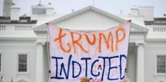 Trump incriminato, documenti top secret anche nella doccia