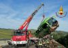 Pullman si ribalta sulla A16, un morto e 15 feriti