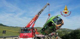 Pullman si ribalta sulla A16, un morto e 15 feriti