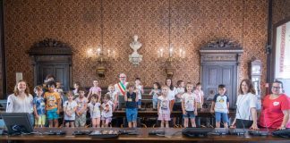 I bambini della Montessori in visita in Comune sognano un mondo più verde