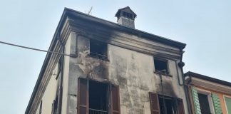 Braglia è in coma. Salvato uno dei suoi gatti, avvistati anche gli altri tre. Il rogo potrebbe essere partito dalla cucina