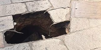 Cede una fognatura in Corso Umberto e si apre una grossa buca. Domani al via i lavori: strada chiusa sino a sabato Cede una fognatura in Corso Umberto e si apre una grossa buca. Domani al via i lavori: strada chiusa sino a sabato