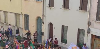 La sfilata del Pride colora Mantova: in oltre duemila al festoso corteo arcobaleno