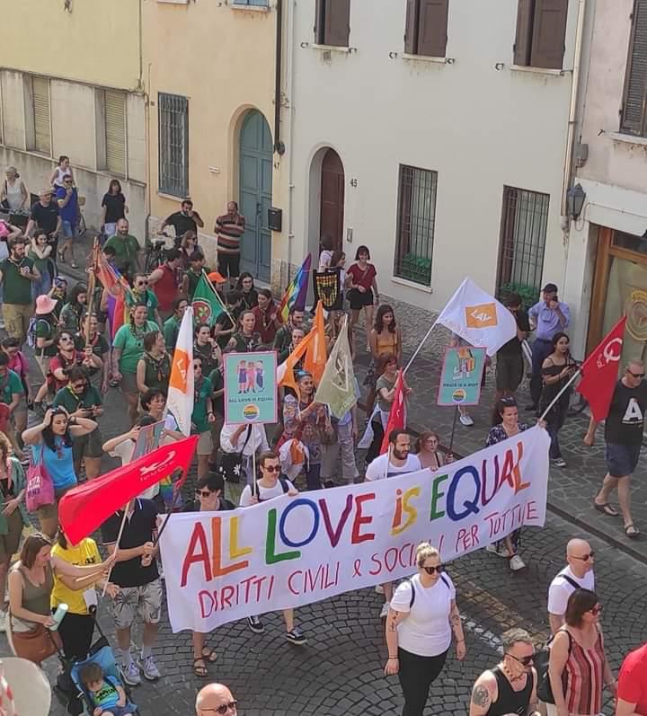 The Pride Parade Colors Mantua: more than two thousand in the festive rainbow parade