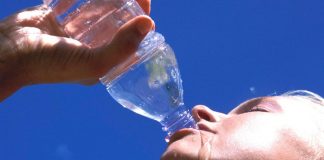Acqua in bottiglia, giungla etichette: una guida per orientarsi